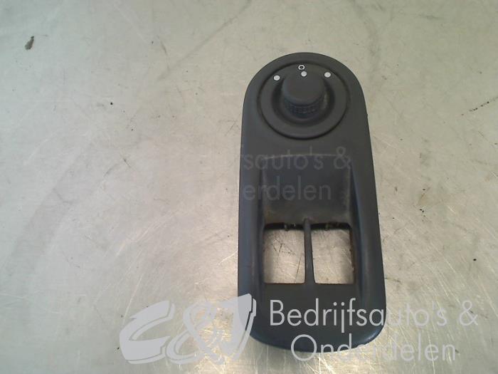 Interruptor de retrovisor de un Opel Vivaro 1.9 DTI 16V 2002