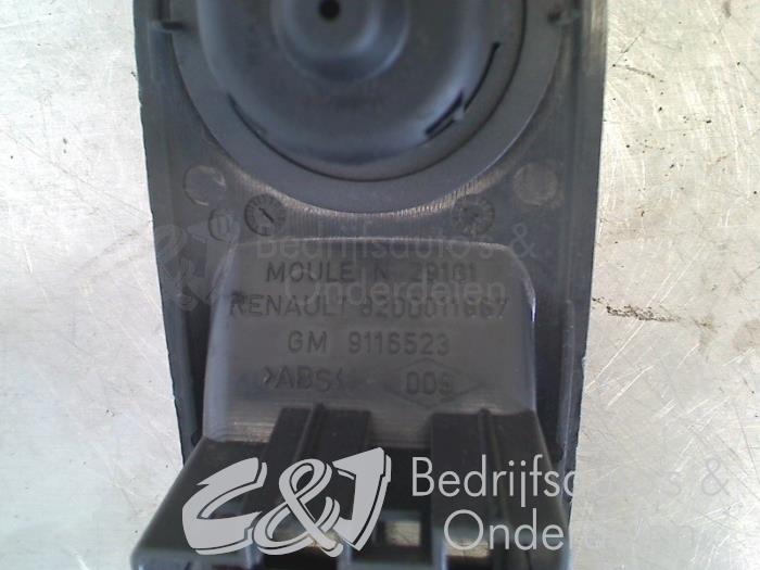 Interruptor de retrovisor de un Opel Vivaro 1.9 DTI 16V 2002