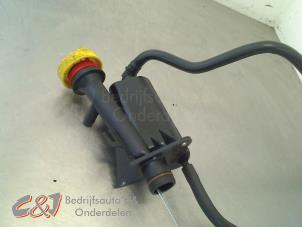 Ölkappe van een Renault Trafic New (FL) 1.9 dCi 82 16V 2006