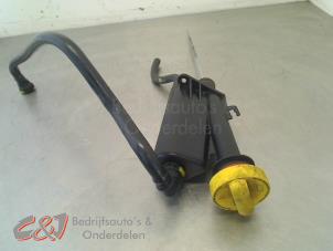 Ölkappe van een Renault Trafic New (FL) 1.9 dCi 82 16V 2006
