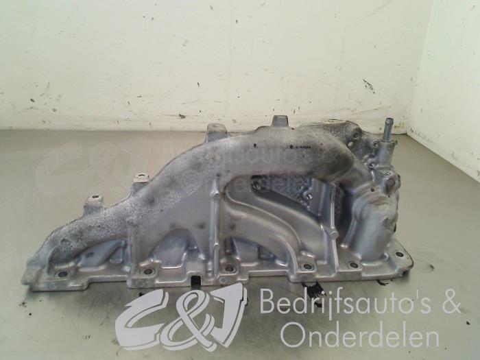 Intake manifold from a Renault Trafic (1FL/2FL/3FL/4FL) 1.6 dCi 140 Twin Turbo 2015
