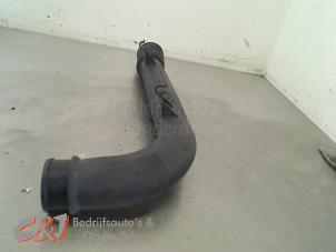 Intercooler Rohr van een Mercedes-Benz Vito (638.1/2) 2.2 CDI 108 16V 2002