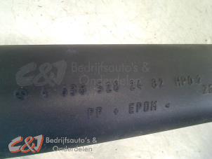 Intercooler Rohr van een Mercedes-Benz Vito (638.1/2) 2.2 CDI 108 16V 2002