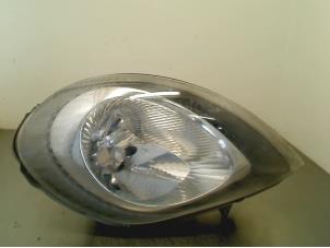 Used Headlight, left Opel Vivaro 1.9 DTI 16V Price € 31,50 Margin scheme offered by C&J bedrijfsauto's & onderdelen