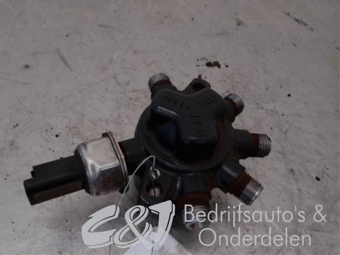 Mechanical fuel pump from a Renault Megane II (LM) 1.5 dCi 100 2008