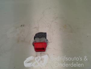 Used Electric window switch Opel Vivaro 2.5 CDTI 16V Price € 10,50 Margin scheme offered by C&J bedrijfsauto's & onderdelen