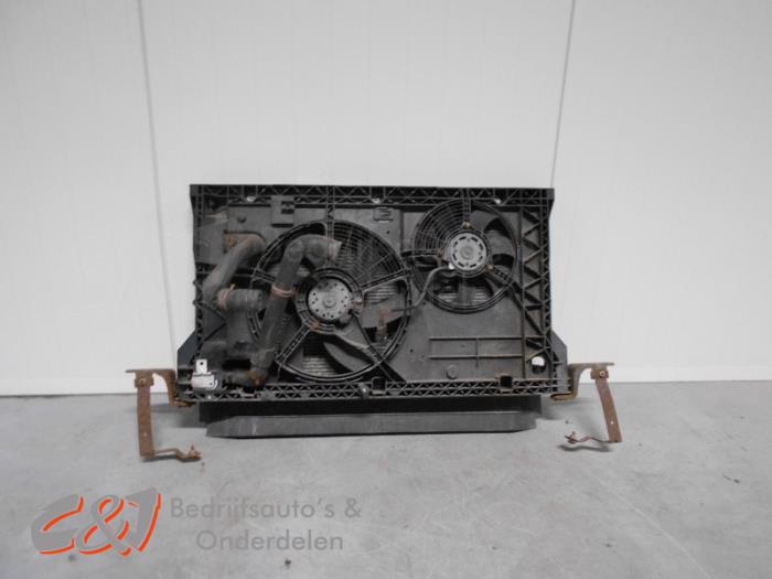 Usagé Radiateur Opel Movano Combi 2.5 D Prix € 52,50 Règlement à la marge proposé par C&J Bedrijfsauto's & Onderdelen