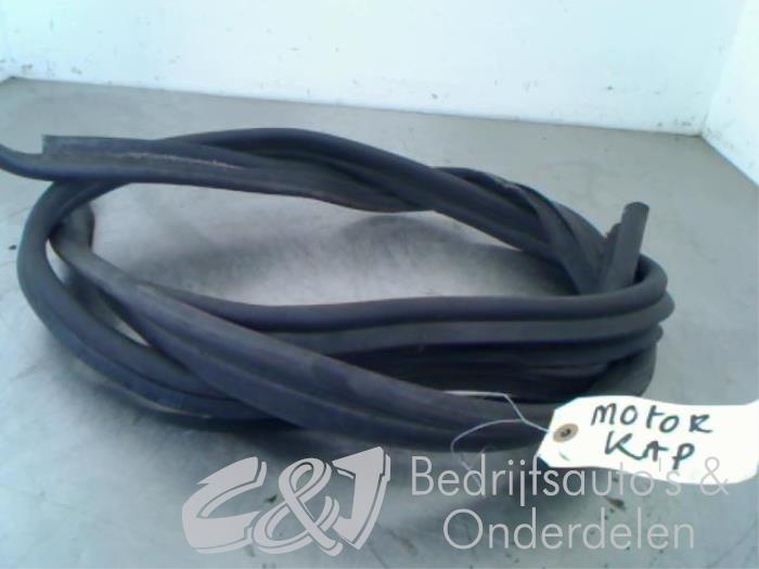 Bonnet rubber from a Opel Vivaro 1.9 DTI 16V 2005
