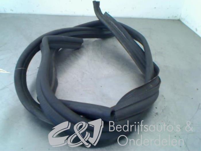 Bonnet rubber from a Opel Vivaro 1.9 DTI 16V 2005