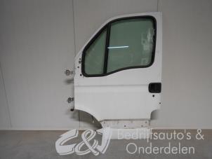 Używane Drzwi lewe wersja 2-drzwiowa Renault Mascott 120.35 Cena € 210,00 Procedura marży oferowane przez C&J bedrijfsauto's & onderdelen