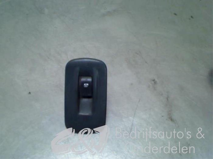 Electric window switch from a Opel Vivaro 1.9 DTI 16V 2005