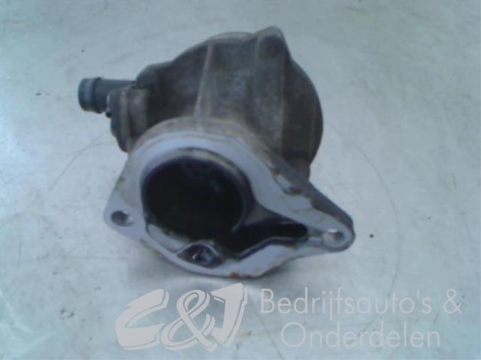 Brake servo vacuum pump from a Opel Vivaro 1.9 DTI 16V 2005