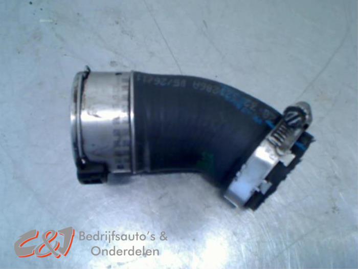 Laddluftkylarslang från en Volkswagen Transporter T5 2.0 TDI DRF 2011
