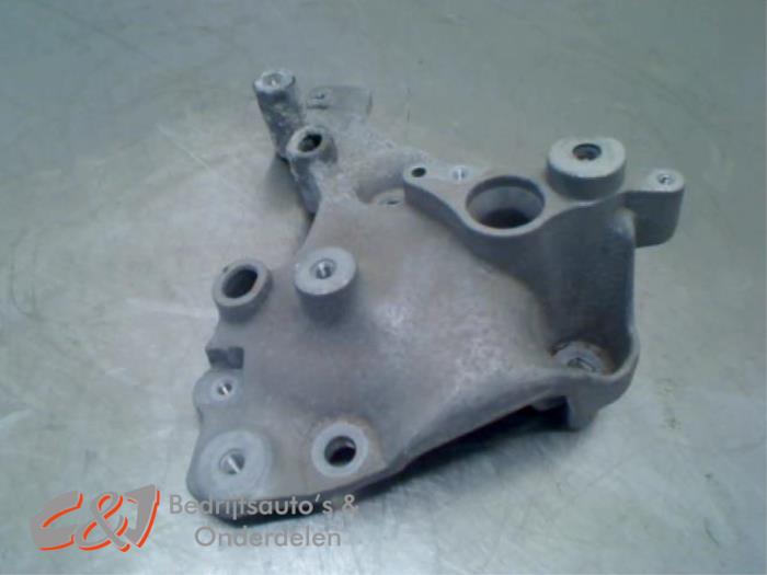 Used Engine mount Nissan NV 300 1.6 dCi 125 Price € 21,00 Margin scheme offered by C&J Bedrijfsauto's & Onderdelen