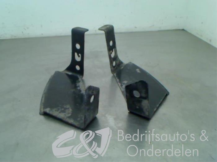 Front bumper bracket, left from a Renault Master IV (FV) 2.3 dCi 145 16V RWD 2012