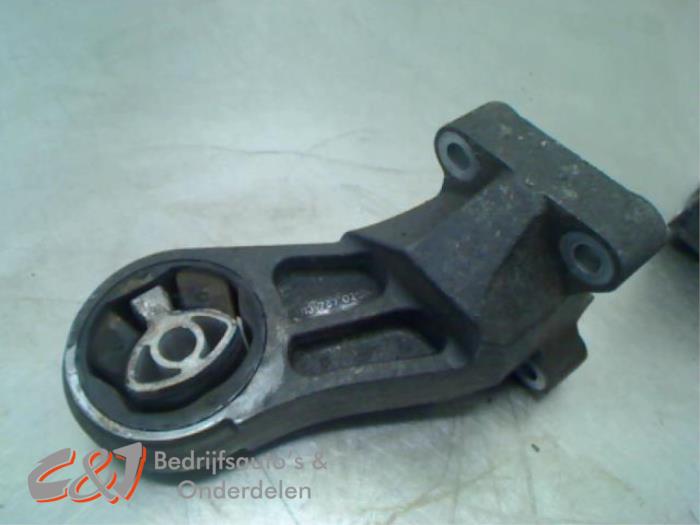 Used Engine mount Renault Master III (FV) 2.3 dCi 145 16V RWD Price € 26,25 Margin scheme offered by C&J Bedrijfsauto's & Onderdelen