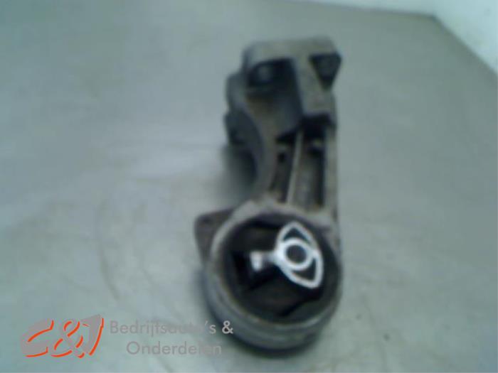 Used Engine mount Renault Master III (FV) 2.3 dCi 145 16V RWD Price € 26,25 Margin scheme offered by C&J Bedrijfsauto's & Onderdelen