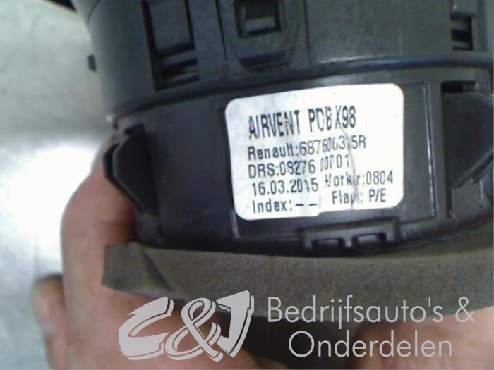 Dashboard vent from a Opel Vivaro 1.6 CDTI 115 2016