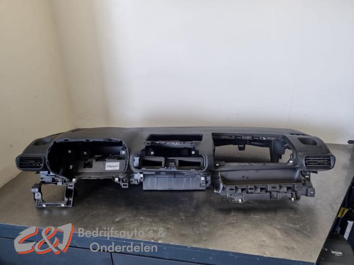 Usados Salpicadero Opel Combo Cargo 1.5 CDTI 75 Precio € 157,50 Norma de margen ofrecido por C&J Bedrijfsauto's & Onderdelen