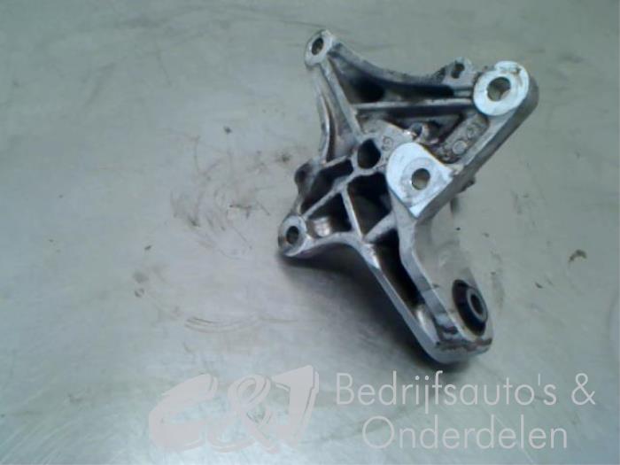 Engine mount from a Fiat Scudo (270) 2.0 D Multijet 2014