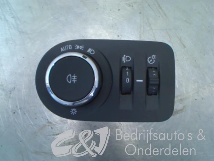 Light switch from a Opel Combo Cargo 1.5 CDTI 75 2019