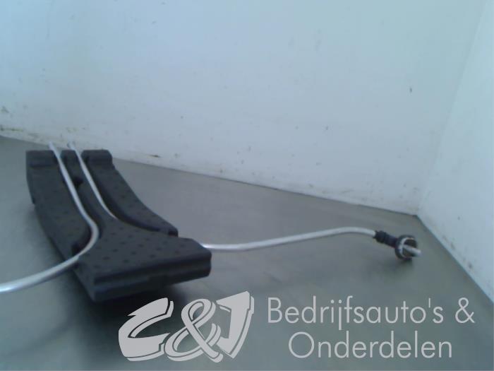 Cable de freno de mano de un Opel Combo Cargo 1.5 CDTI 75 2019
