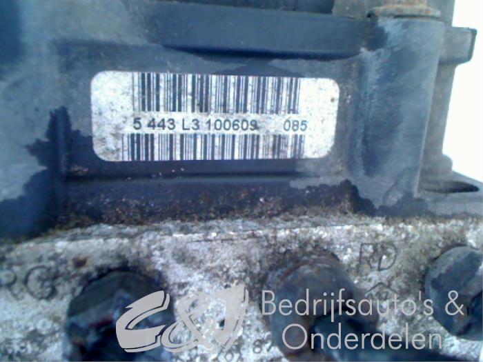 Bomba ABS de un Opel Vivaro 2.5 CDTI 16V 2008