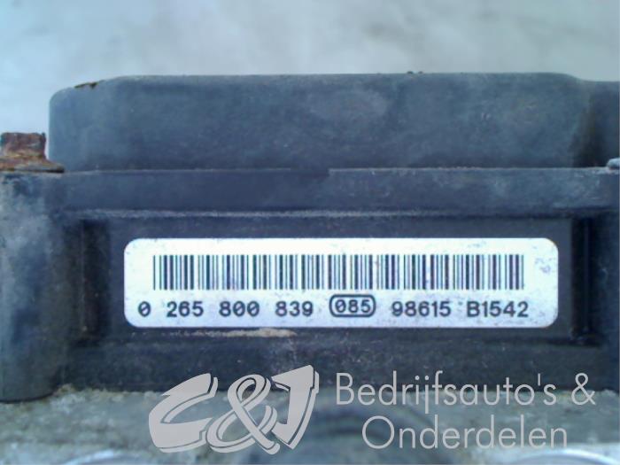 Bomba ABS de un Opel Vivaro 2.5 CDTI 16V 2008