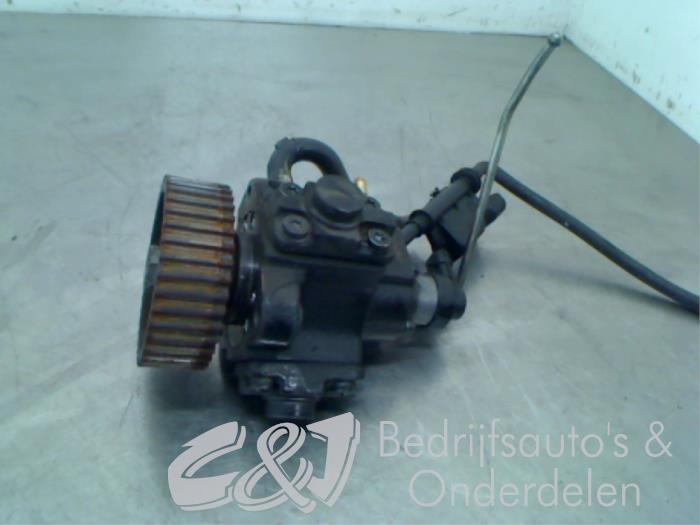 Mechanical fuel pump from a Fiat Ducato (250) 2.0 D 115 Multijet 2012