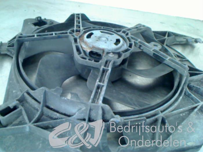 Cooling fan housing from a Renault Trafic New (FL) 2.0 dCi 16V 90 2009