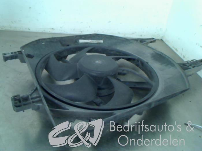 Cooling fan housing from a Renault Trafic New (FL) 2.0 dCi 16V 90 2009