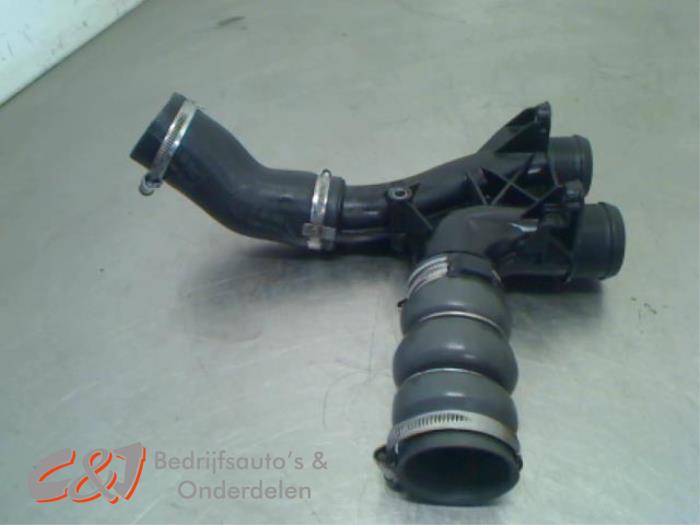 Gebrauchte Intercooler Rohr Peugeot Partner (GC/GF/GG/GJ/GK) 1.6 HDI 75 Phase 1 Preis € 10,50 Margenregelung angeboten von C&J Bedrijfsauto's & Onderdelen