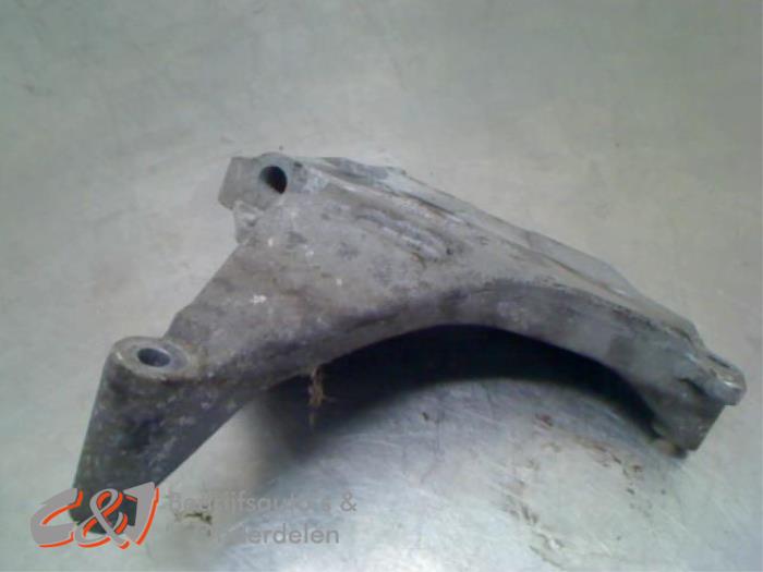 Used Engine mount Volkswagen Caddy III (2KA,2KH,2CA,2CH) 1.6 TDI 16V Price € 15,75 Margin scheme offered by C&J Bedrijfsauto's & Onderdelen
