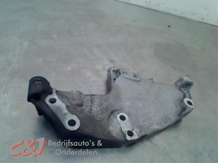 Used Engine mount Opel Vivaro 2.0 CDTI Price € 26,25 Margin scheme offered by C&J Bedrijfsauto's & Onderdelen