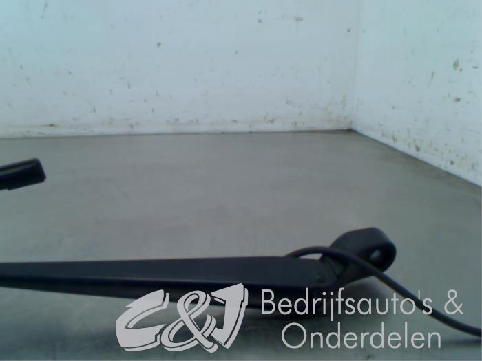 Brazo delantero de limpiaparabrisas de un Mercedes-Benz Vito (639.6) 2.2 110 CDI 16V Euro 5 2011
