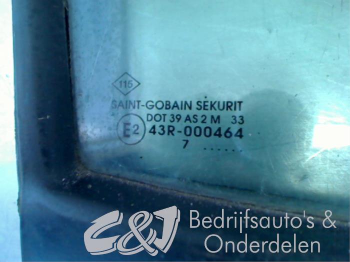 Ventanilla triangular derecha delante de un Opel Movano (4A1; 4A2; 4B2; 4B3; 4C2; 4C3) 2.5 CDTI 16V DPF 2007