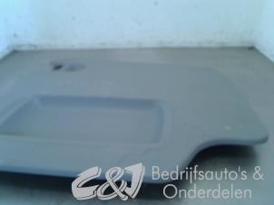 Usados Tapizado portón trasero Opel Vivaro 1.9 DI Precio € 26,25 Norma de margen ofrecido por C&J bedrijfsauto's & onderdelen