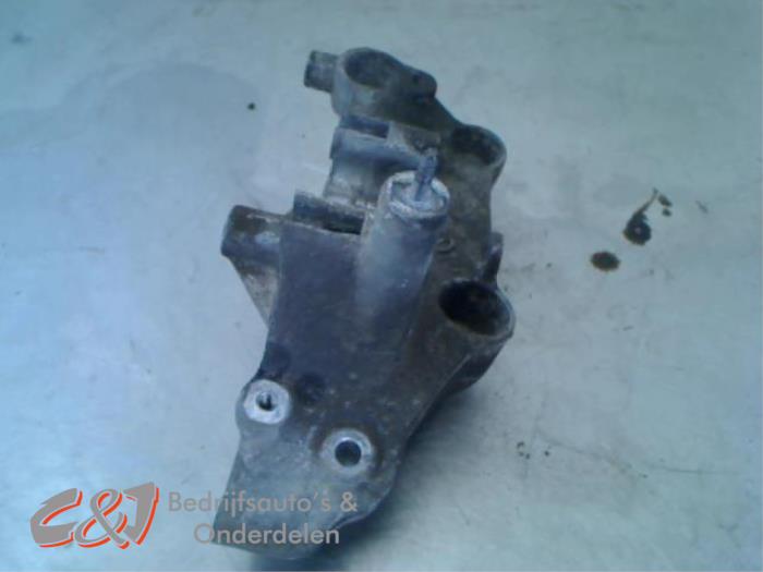 Usagé Support dynamo bas Renault Master III (JV) 2.3 dCi 16V 145 Prix € 21,00 Règlement à la marge proposé par C&J Bedrijfsauto's & Onderdelen