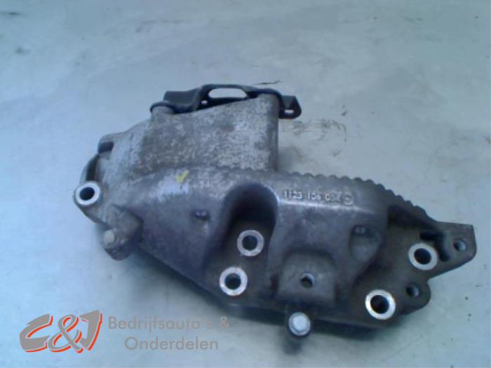 Used Engine mount Renault Master III (JV) 2.3 dCi 16V 145 Price € 15,75 Margin scheme offered by C&J Bedrijfsauto's & Onderdelen