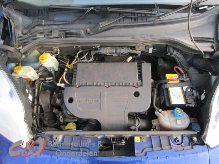 thumbnail interactive-video image 1 of Fiat 500 1.3 MultiJet Diesel Service Kit (2007-2010) – Oil, Filters & Air Filter 1 of 6