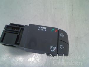 Used Radio remote control Renault Trafic (1FL/2FL/3FL/4FL) 1.6 dCi 125 Twin Turbo Price € 21,00 Margin scheme offered by C&J bedrijfsauto's & onderdelen