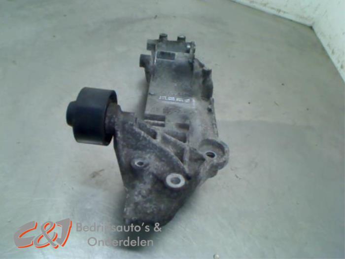 Usagé Support dynamo bas Renault Master III (MA/MB/MC/MD/MH/MF/MG/MH) 2.3 dCi 16V Prix € 21,00 Règlement à la marge proposé par C&J Bedrijfsauto's & Onderdelen