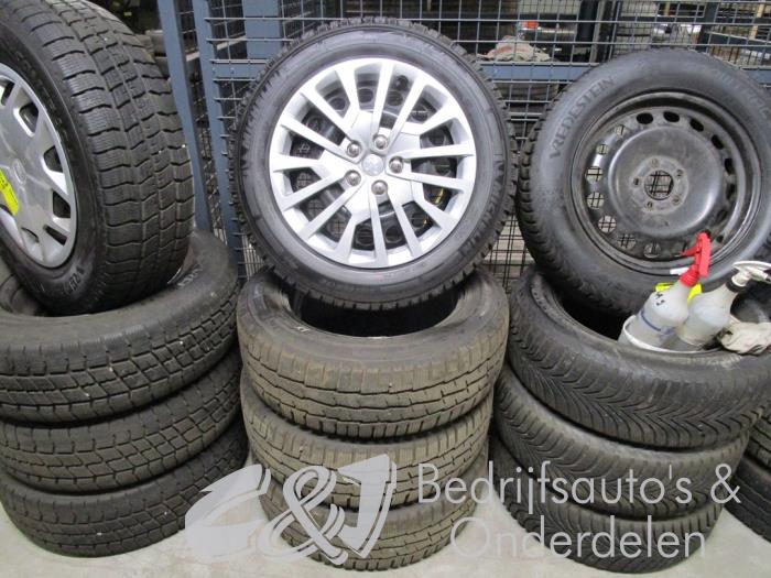 Juego de llantas y neumáticos de invierno de un Peugeot Expert (VA/VB/VE/VF/VY) 2.0 Blue HDi 120 16V 2017