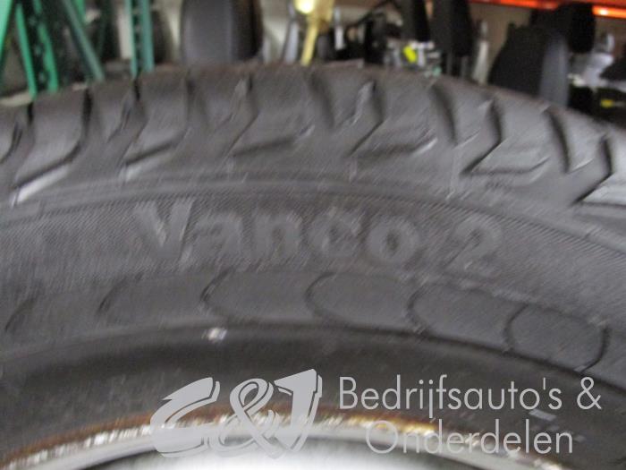 Juego de llantas y neumáticos de un Volkswagen Transporter T5 2.0 TDI DRF 2011
