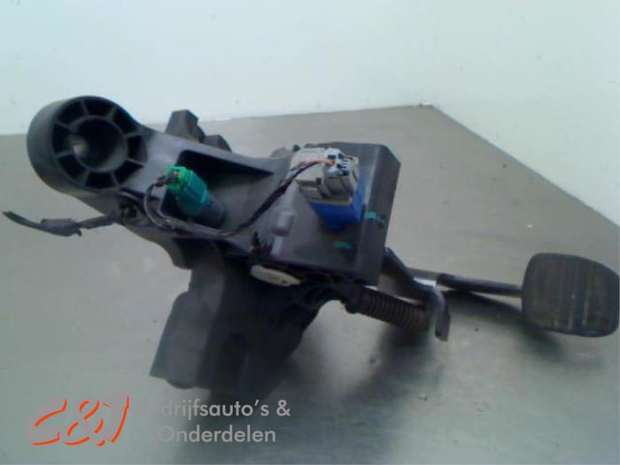 Clutch pedal Opel Vivaro 1.6 CDTI 90 93868409