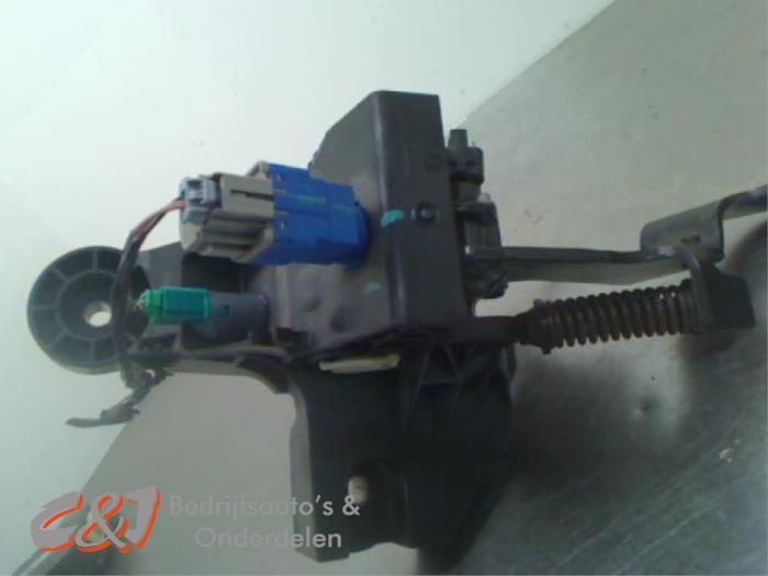 Clutch pedal Opel Vivaro 1.6 CDTI 90 93868409