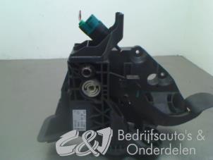 Used Brake pedal Opel Vivaro 1.6 CDTI 90 Price € 42,00 Margin scheme offered by C&J bedrijfsauto's & onderdelen