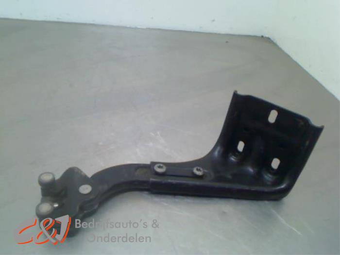 Sliding door middle roller runner