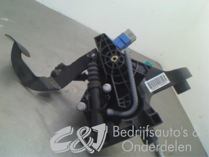 Clutch pedal from a Opel Vivaro 1.6 CDTI BiTurbo 120 2016