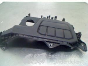 Usados Chapa protectora motor Opel Vivaro 1.6 CDTI 115 Precio € 36,75 Norma de margen ofrecido por C&J bedrijfsauto's & onderdelen
